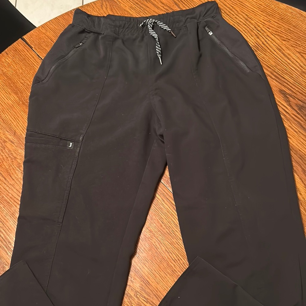 Jaannu, black four-pocket scrub pants